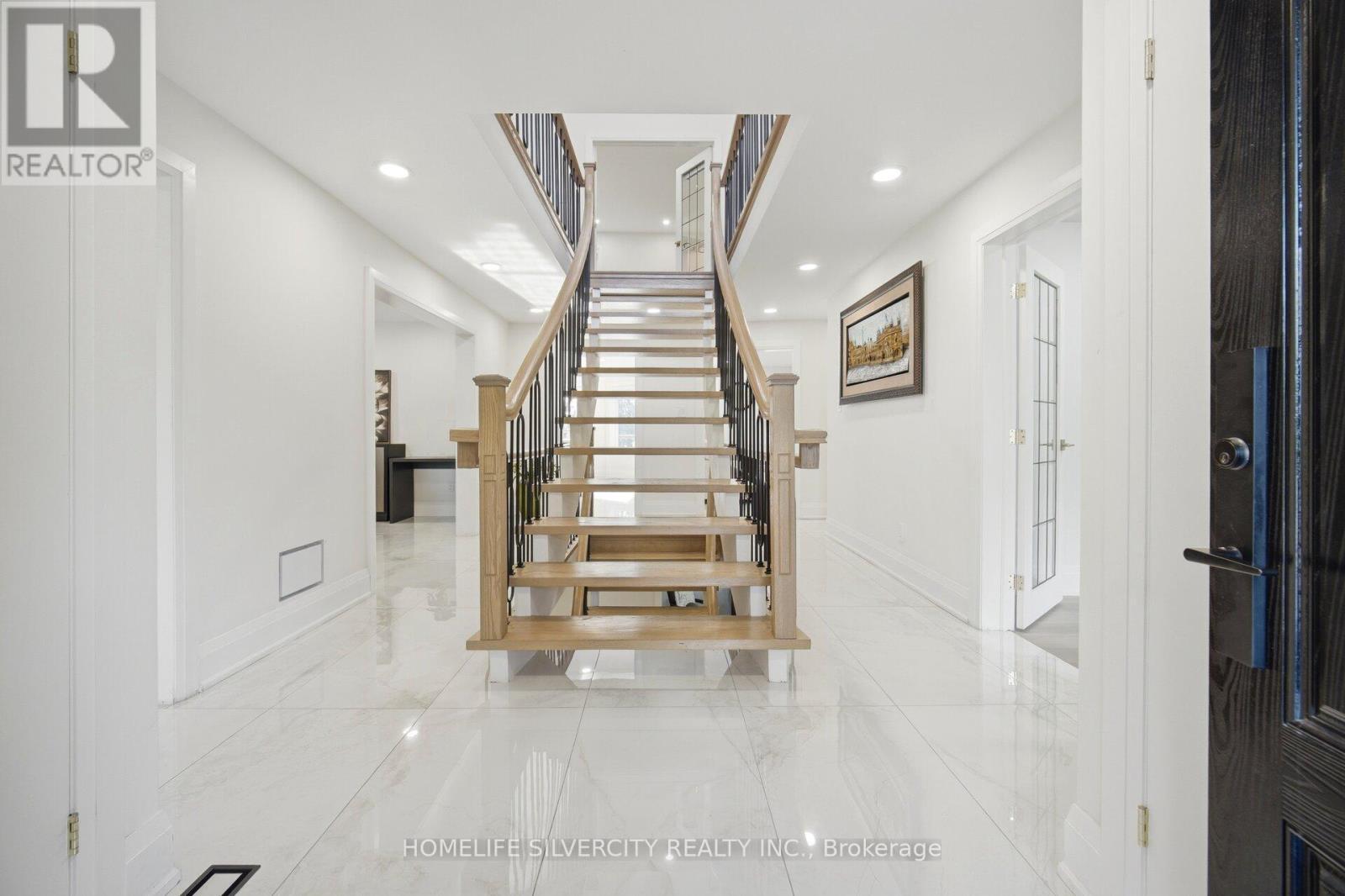 Foyer with Open Riser Staircase - 15 Estateview Circle, Brampton, ON