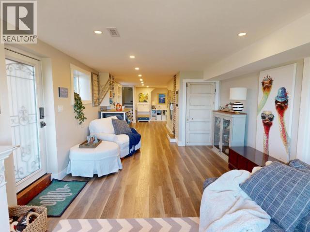 5374 Larch Ave, Powell River, BC