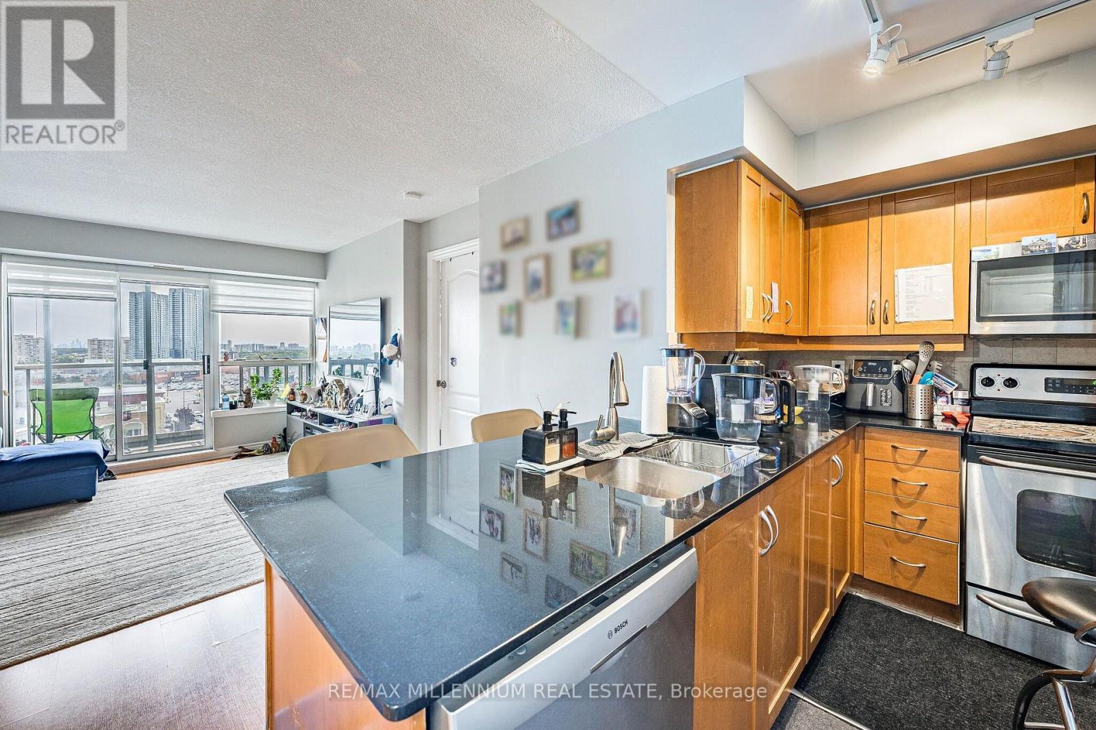 902 - 50 Disera Drive, Vaughan, ON