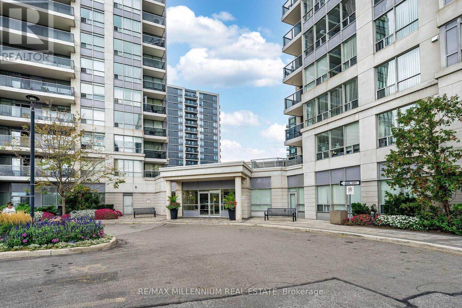 902 - 50 Disera Drive, Vaughan, ON