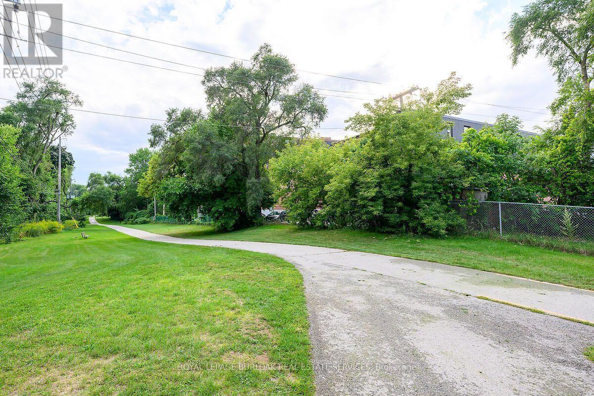 9 - 2422 New Street, Burlington, ON