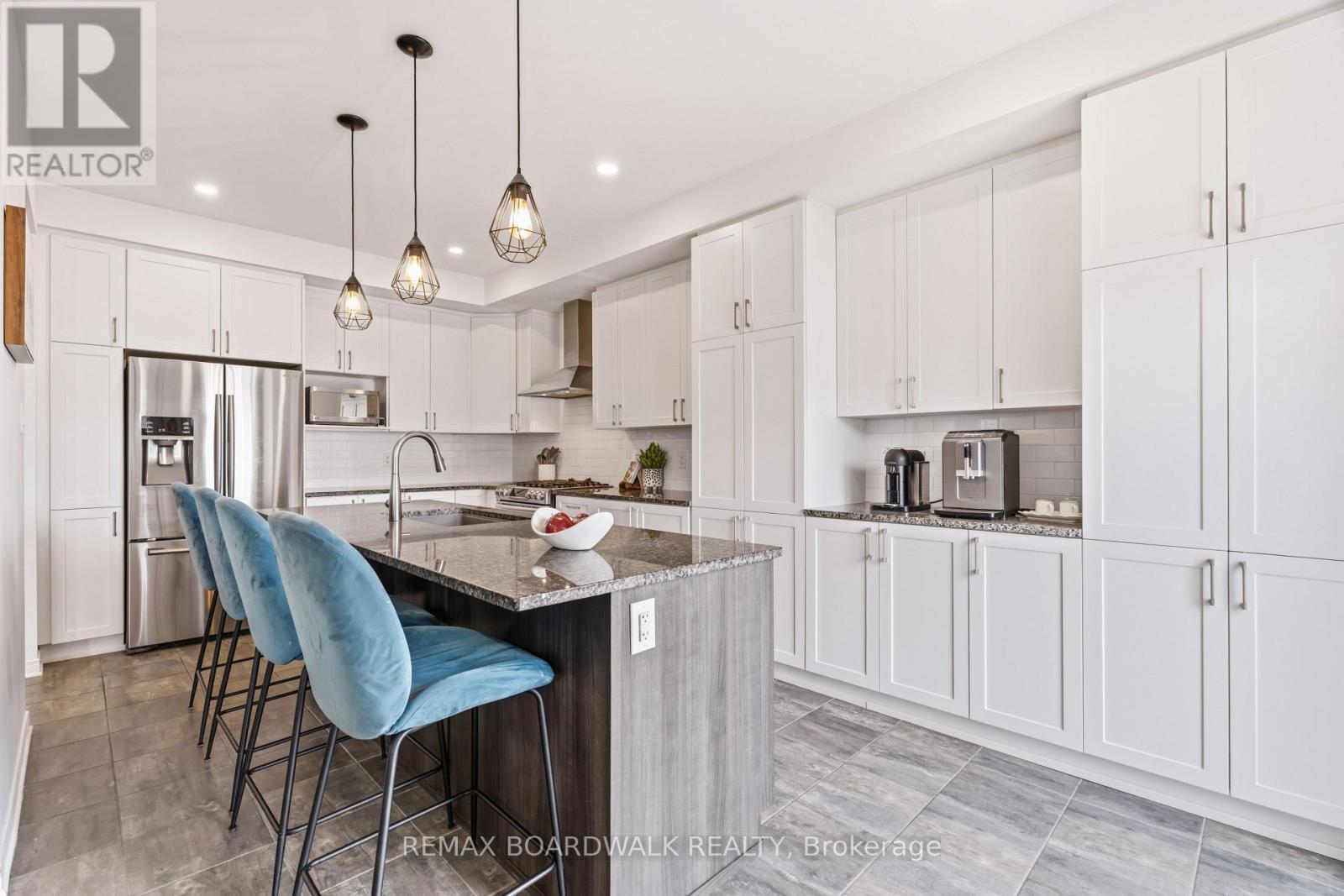 Chef-inspired kitchen with extensive cabinetry - 210 Pingwi Place, Ottawa, ON