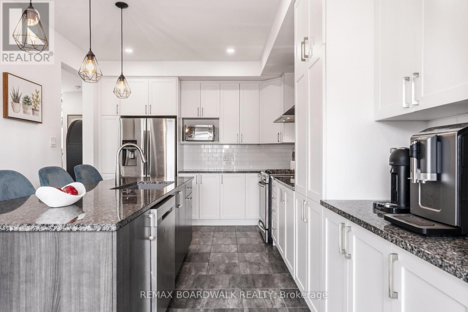 Chef-inspired kitchen with abundant cabinetry - 210 Pingwi Place, Ottawa, ON