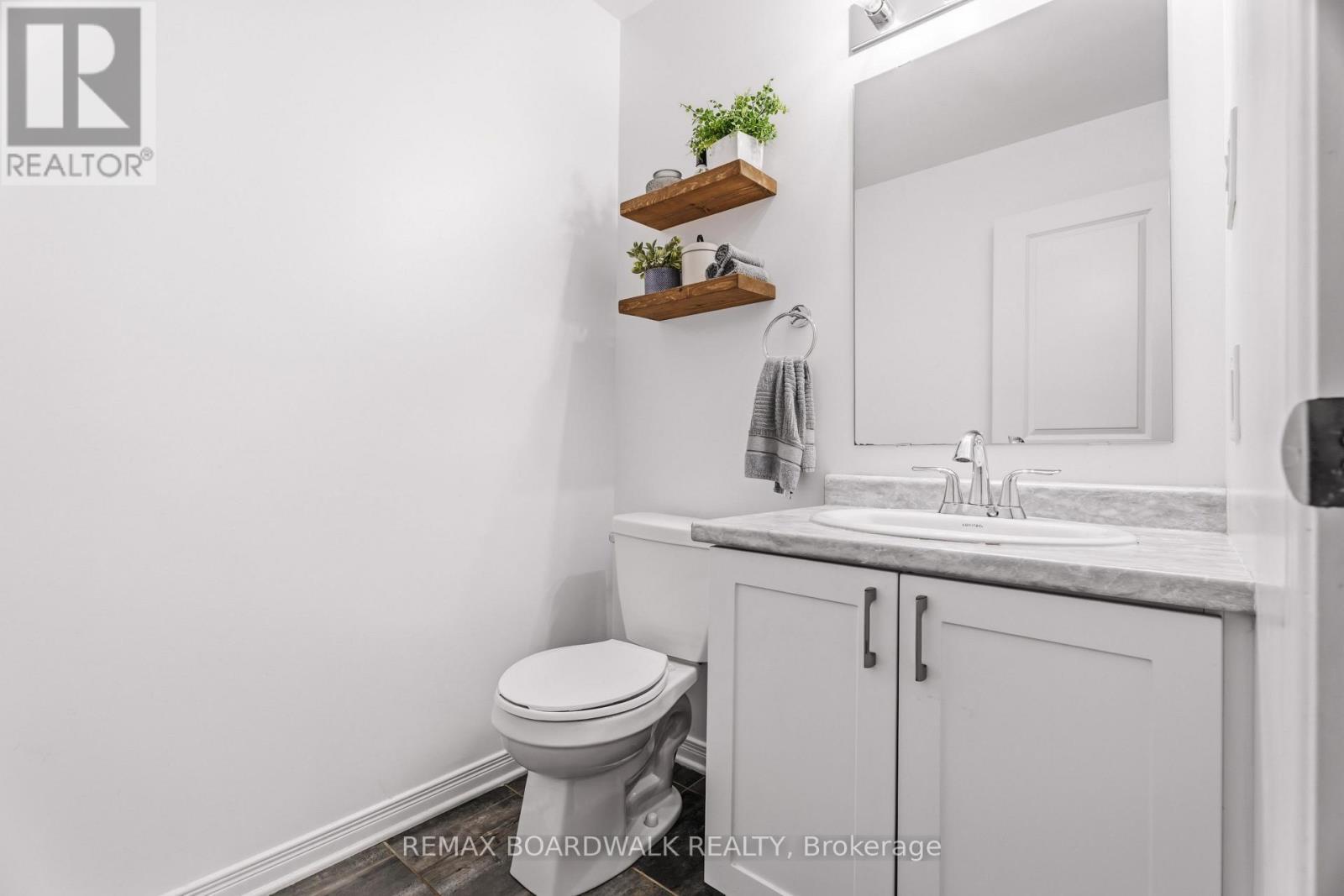 Convenient main-floor powder room - 210 Pingwi Place, Ottawa, ON