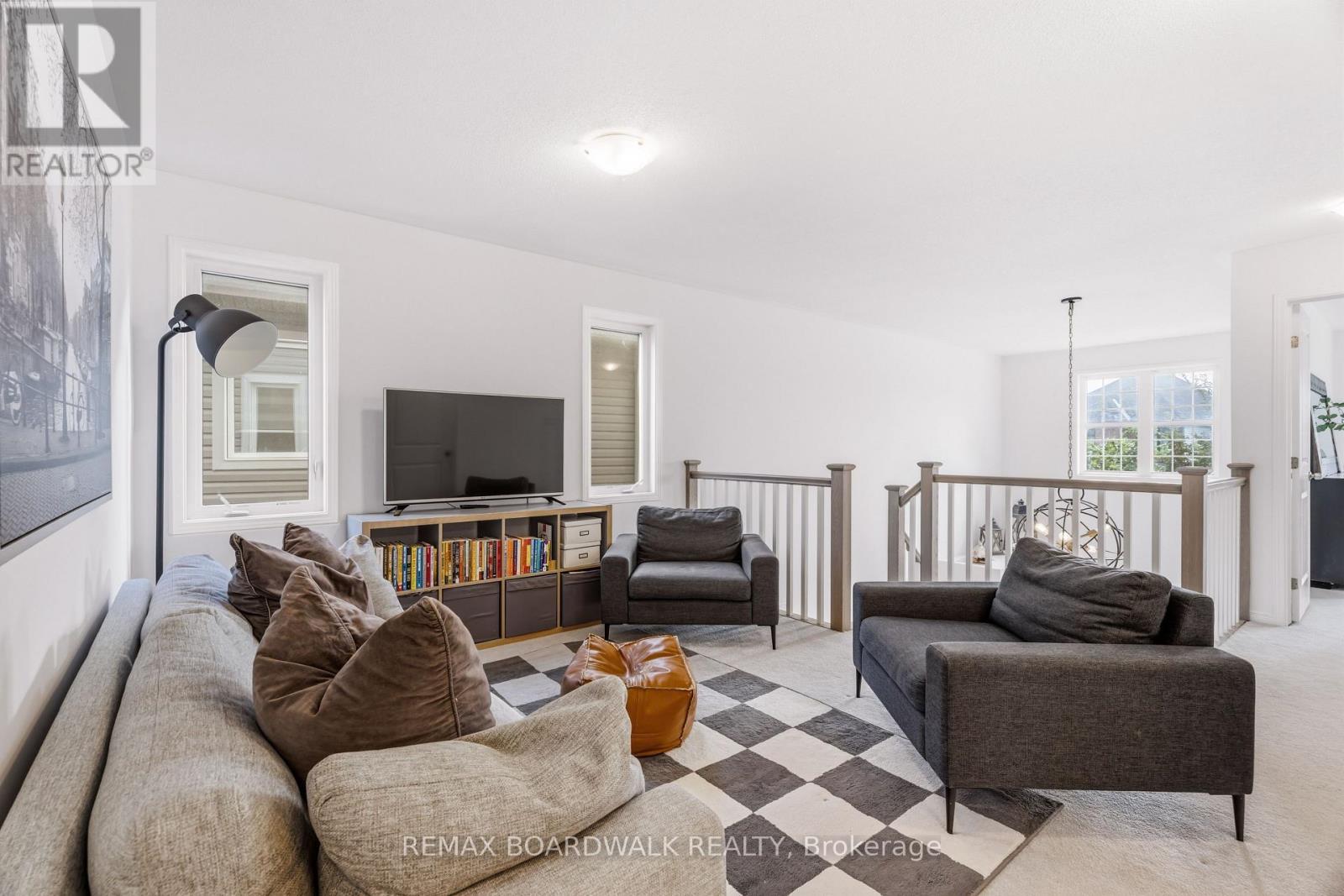 Loft ideal for an office or family room - 210 Pingwi Place, Ottawa, ON