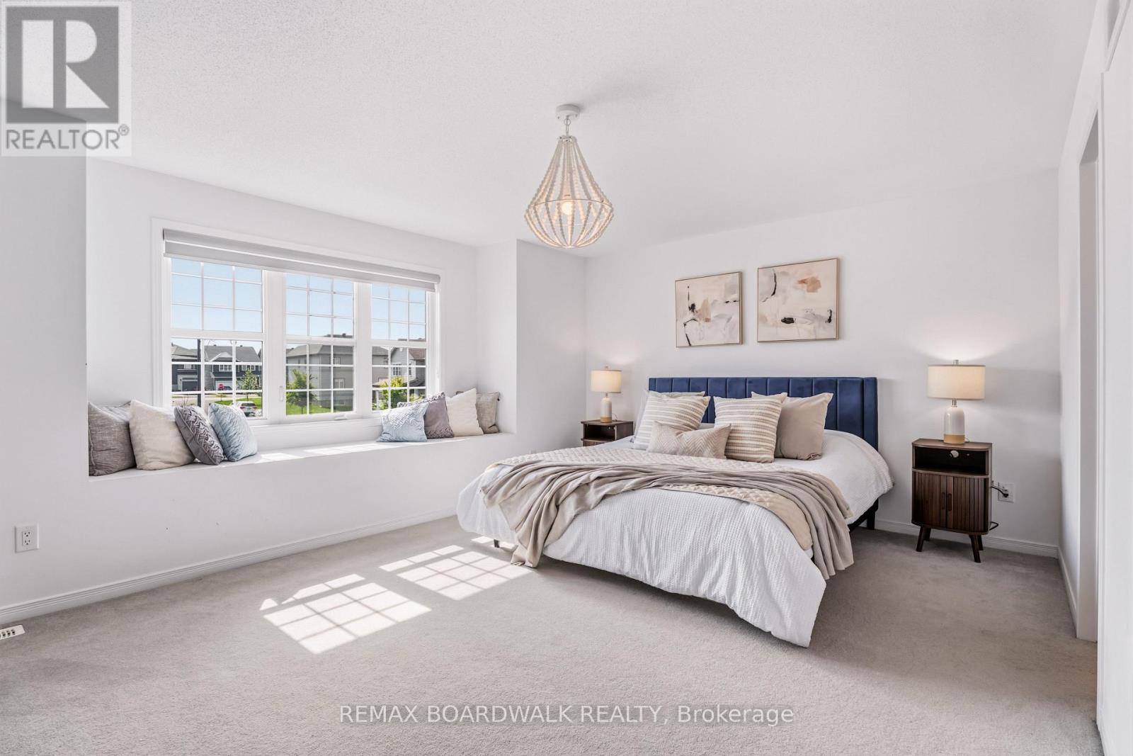 Spacious primary bedroom with natural light - 210 Pingwi Place, Ottawa, ON