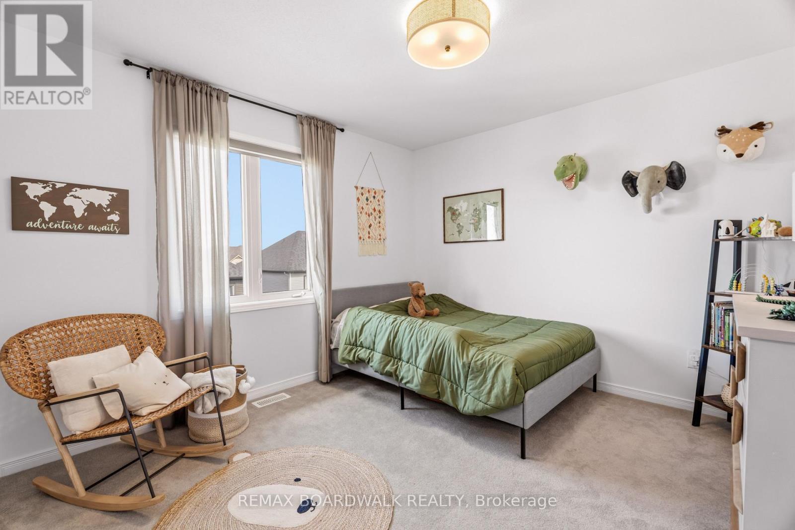 Generously sized secondary bedroom - 210 Pingwi Place, Ottawa, ON