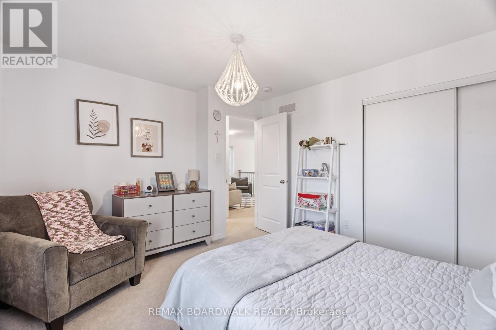 Generous bedroom with excellent closet space - 210 Pingwi Place, Ottawa, ON