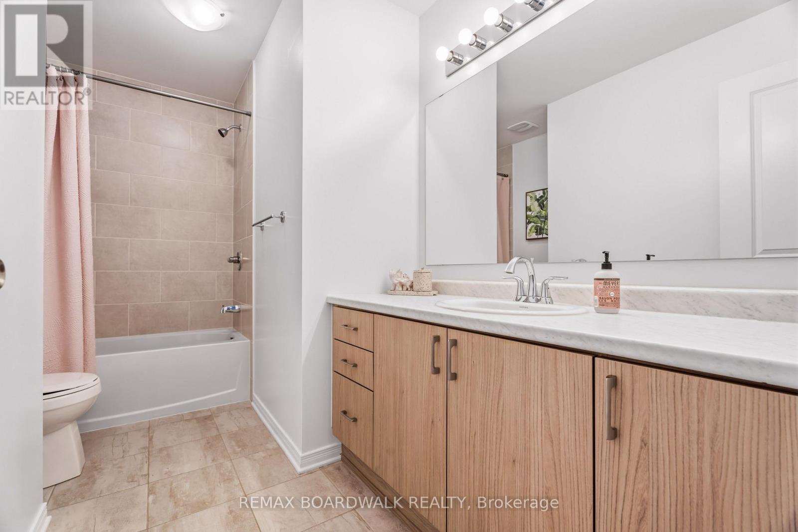 Full family bath with tub & shower - 210 Pingwi Place, Ottawa, ON