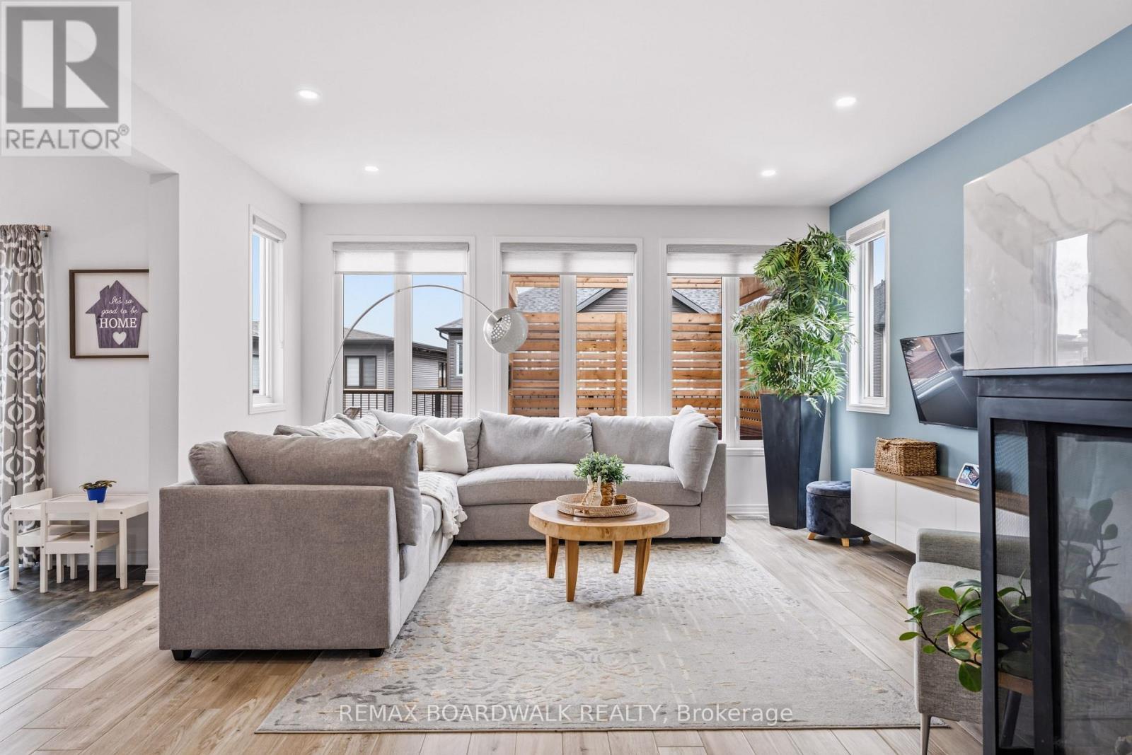 Bright living room with backyard views - 210 Pingwi Place, Ottawa, ON
