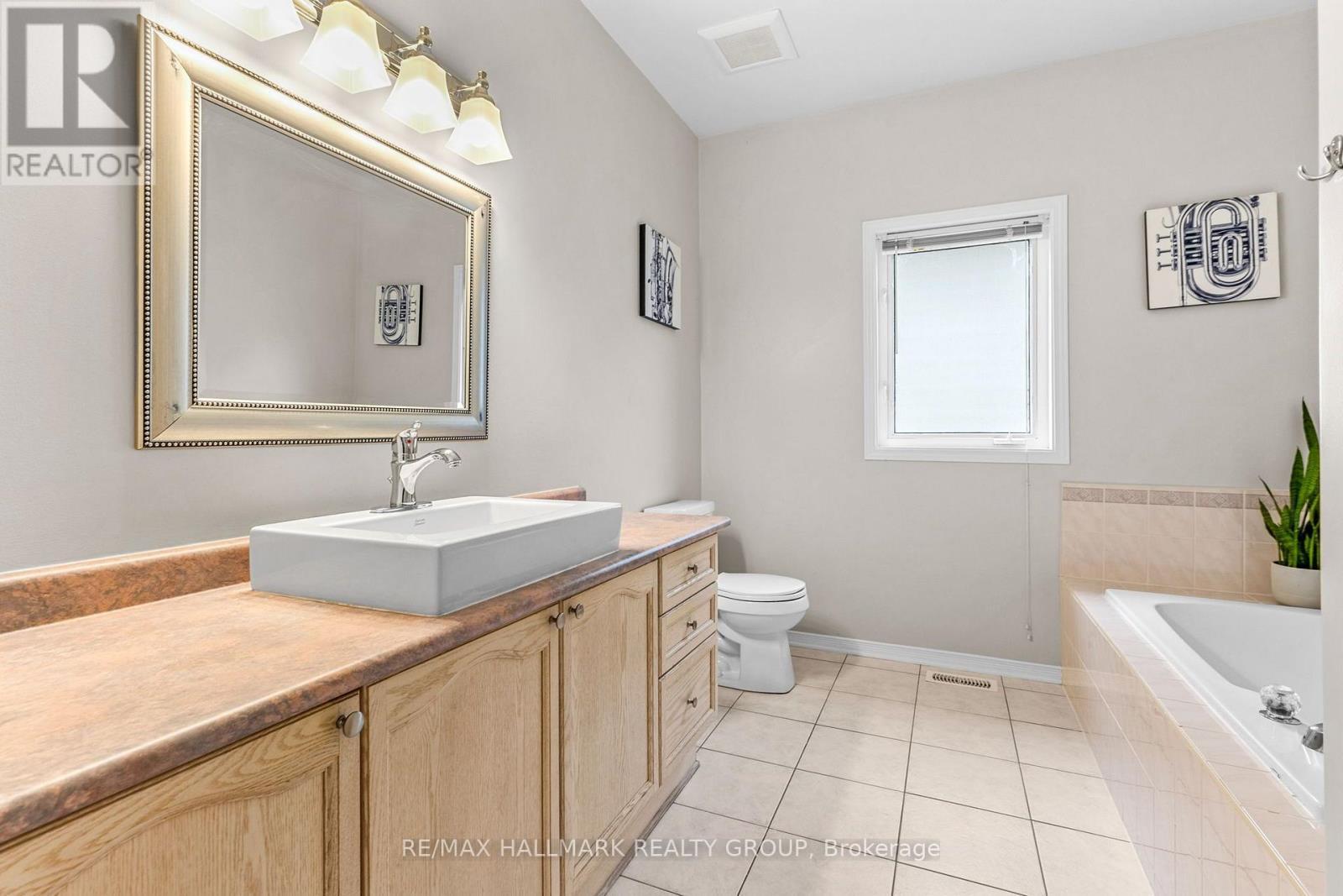 Primary ensuite with soaker tub - 5 Rayburn Street, Ottawa, ON