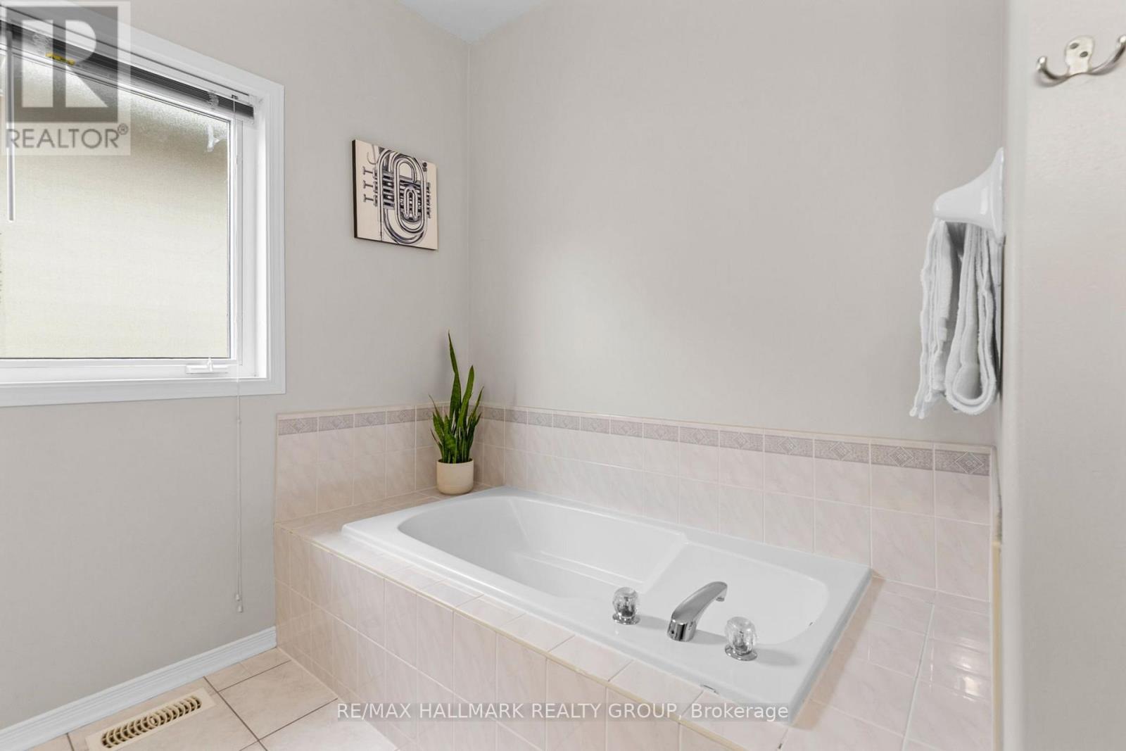 Ensuite soaker tub and window - 5 Rayburn Street, Ottawa, ON