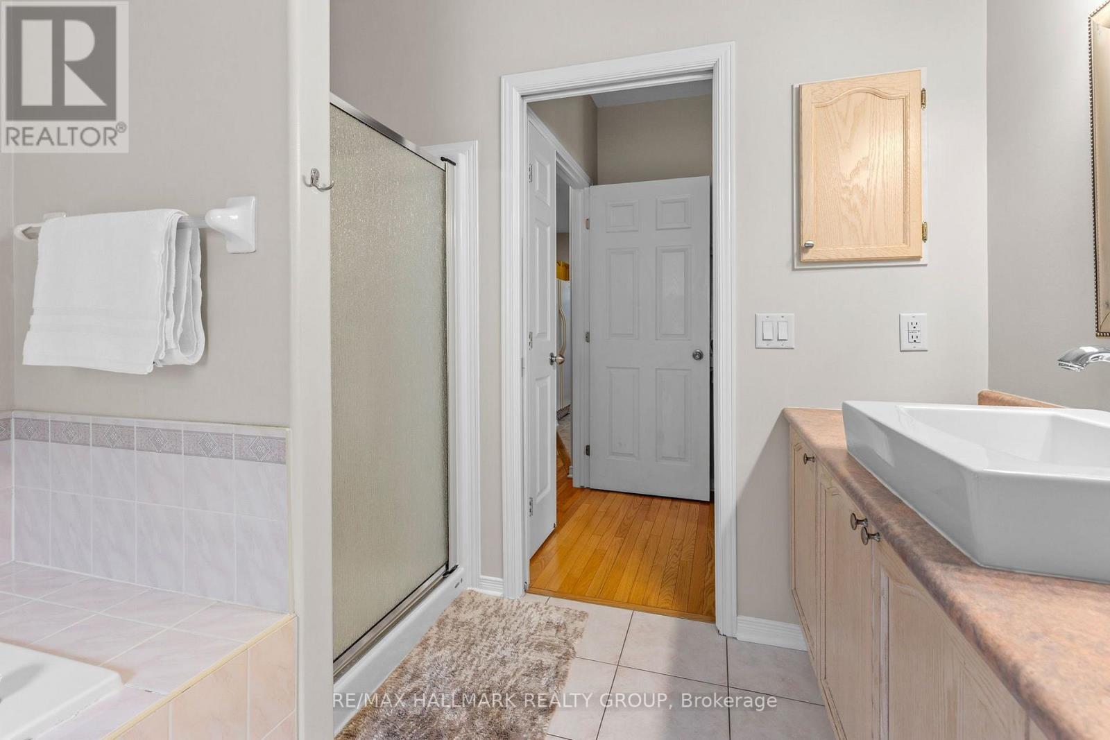 Ensuite vanity and walk-in shower - 5 Rayburn Street, Ottawa, ON