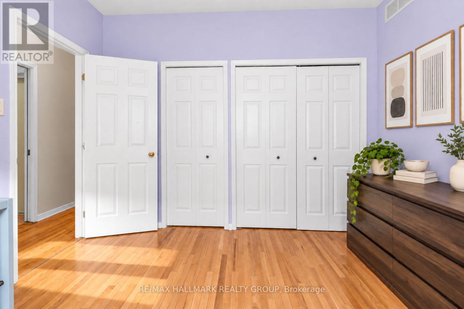 Second bedroom with double closets - 5 Rayburn Street, Ottawa, ON