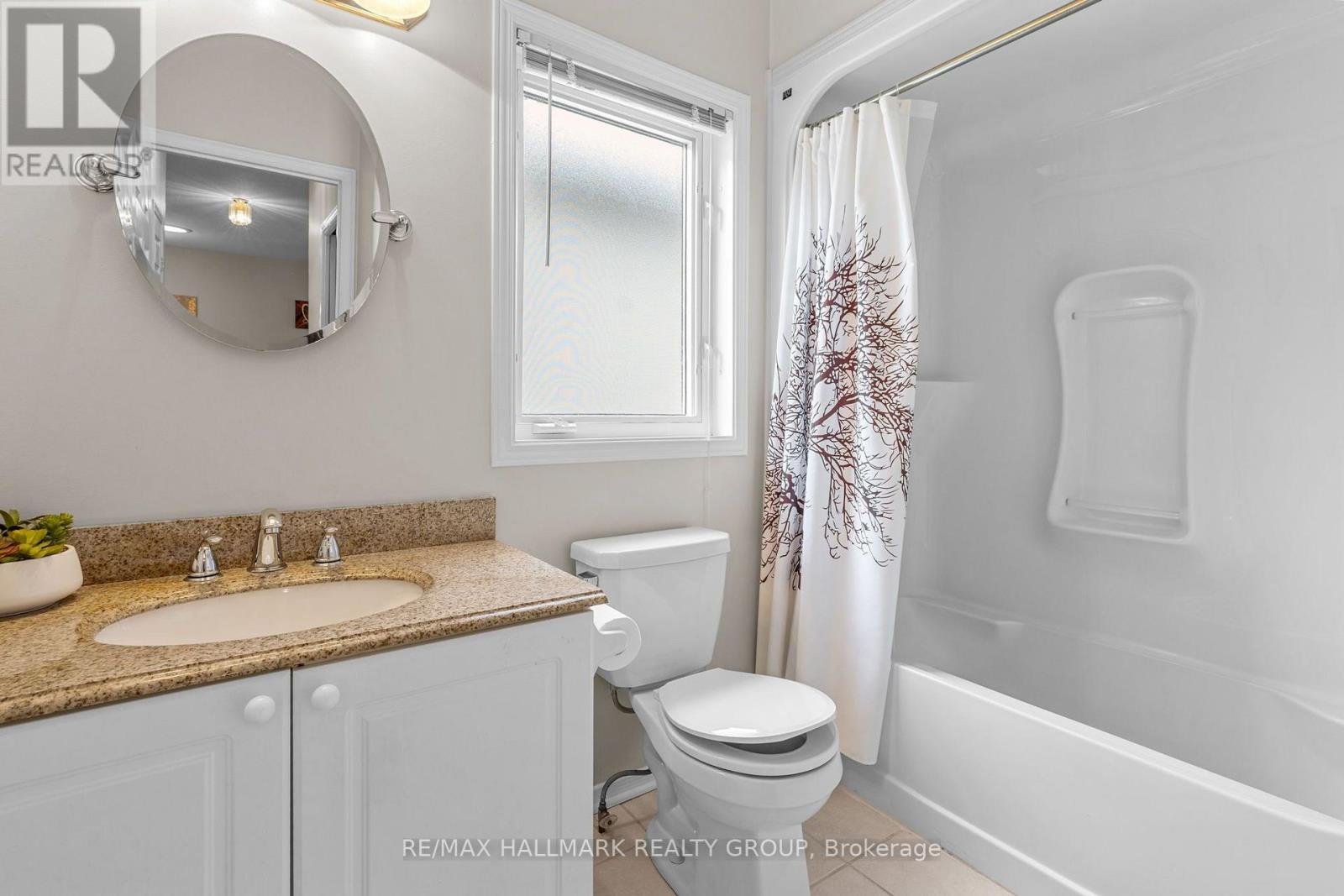 Main bathroom with tub and shower - 5 Rayburn Street, Ottawa, ON