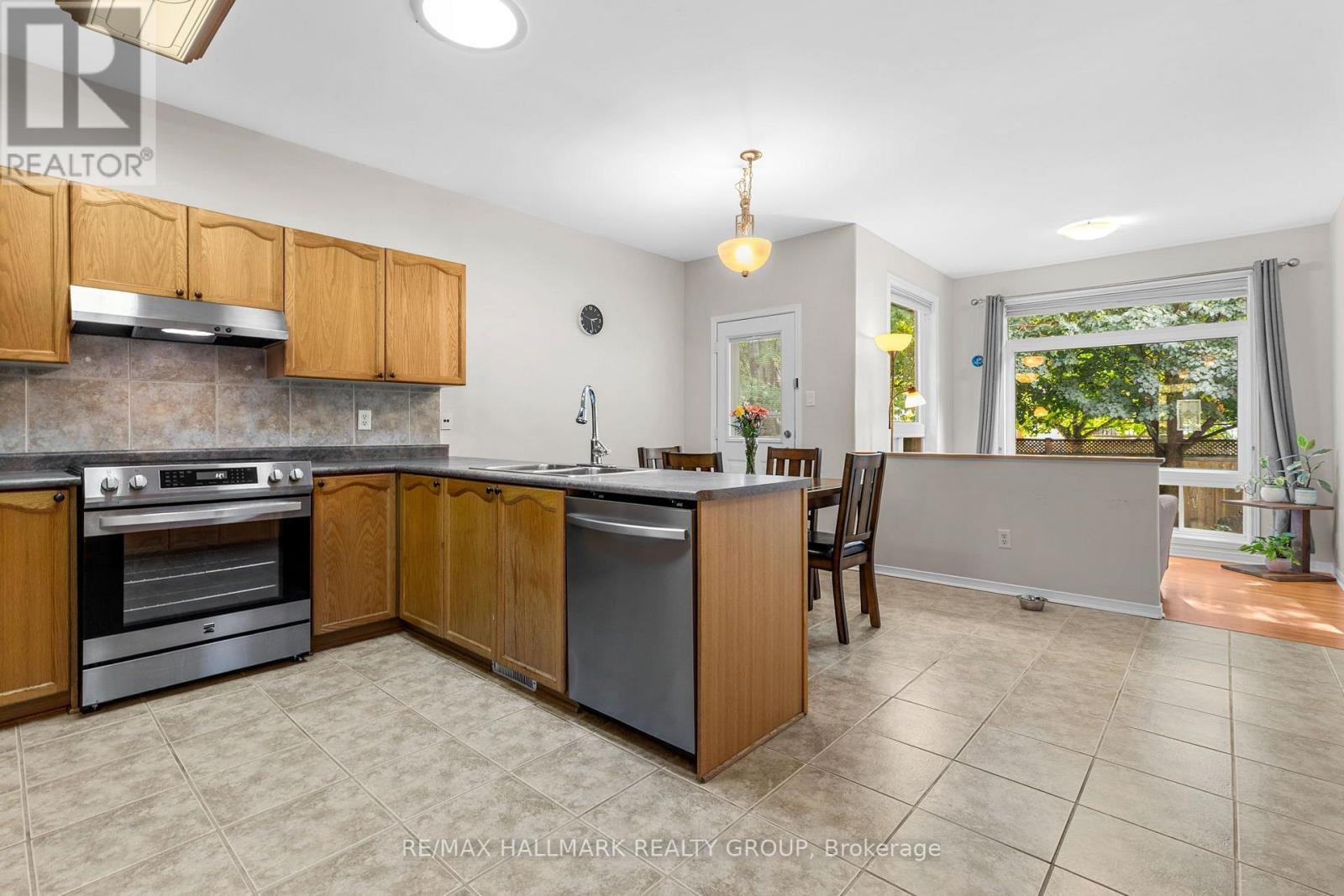 Kitchen with breakfast nook - 5 Rayburn Street, Ottawa, ON