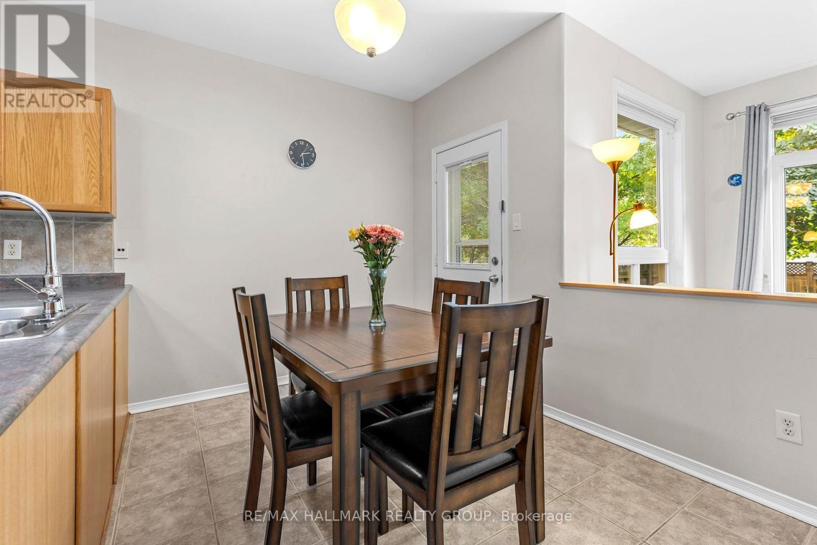 Bright kitchen breakfast nook - 5 Rayburn Street, Ottawa, ON