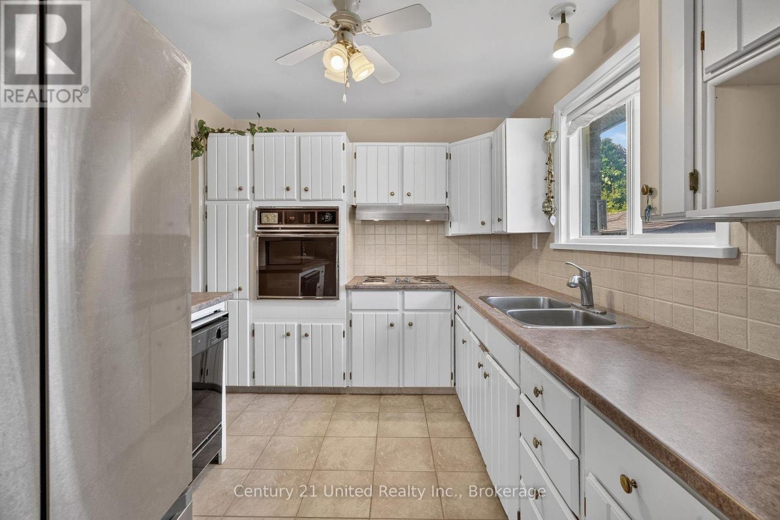 1696 Applewood Crescent, Peterborough (Monaghan Ward 2), ON