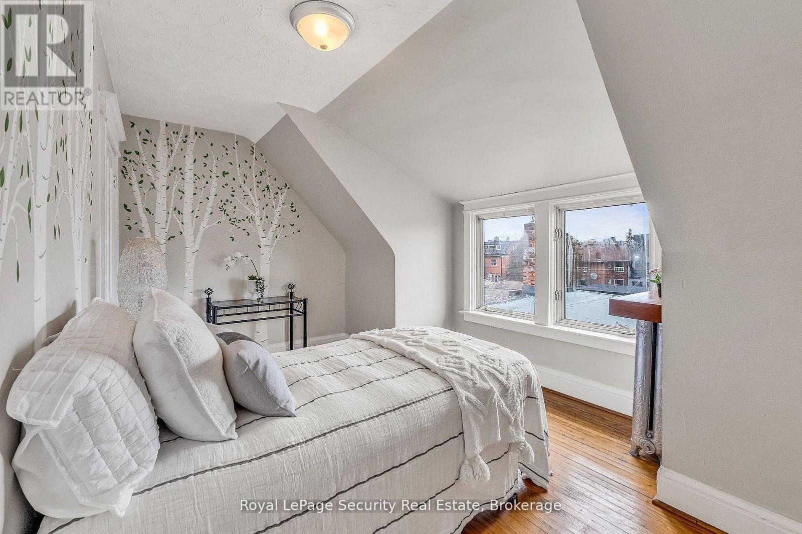 667 Ossington Avenue, Toronto, ON