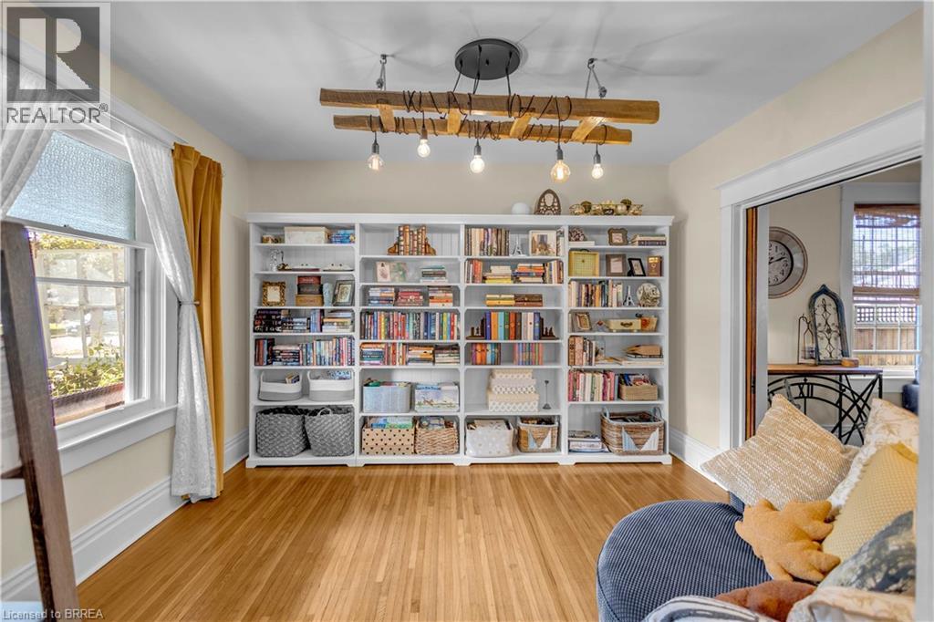 17 Alexander Avenue, Paris, ON