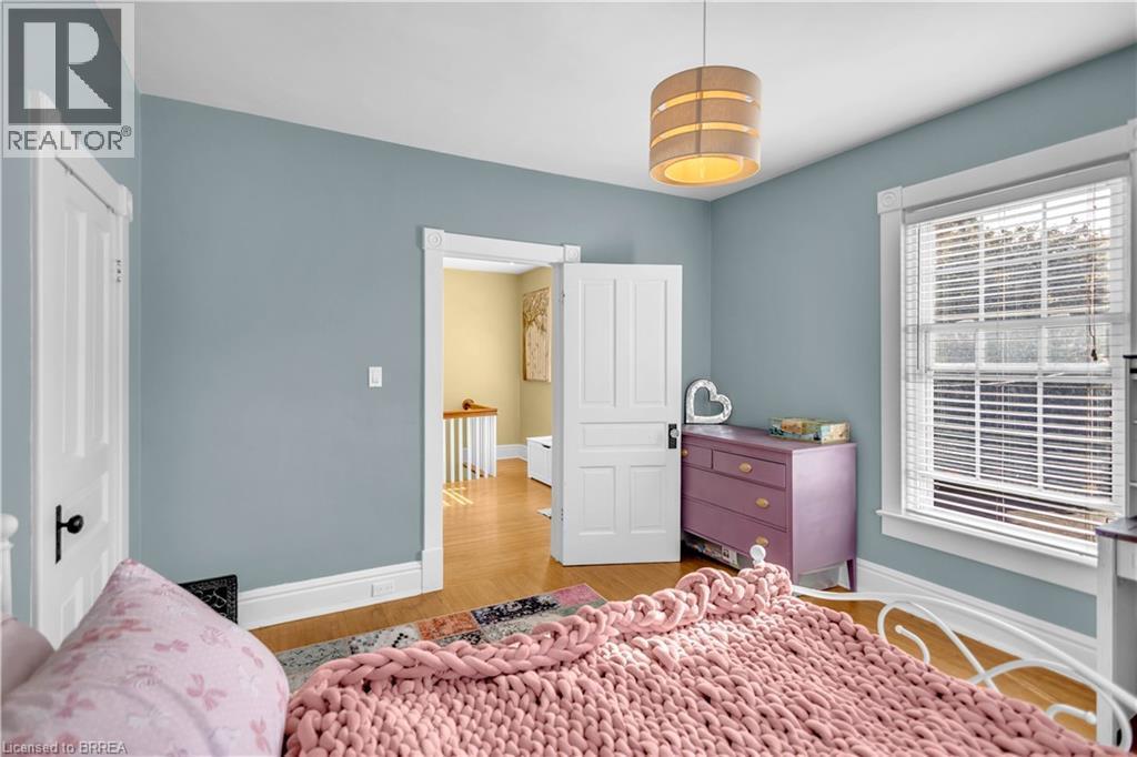 17 Alexander Avenue, Paris, ON