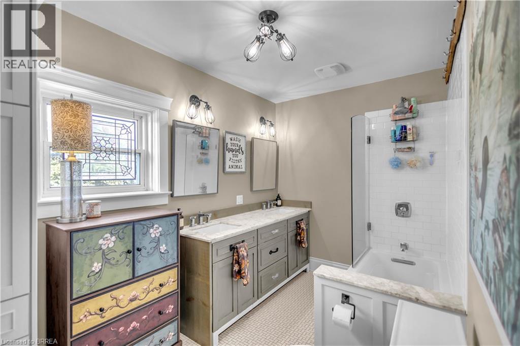 17 Alexander Avenue, Paris, ON