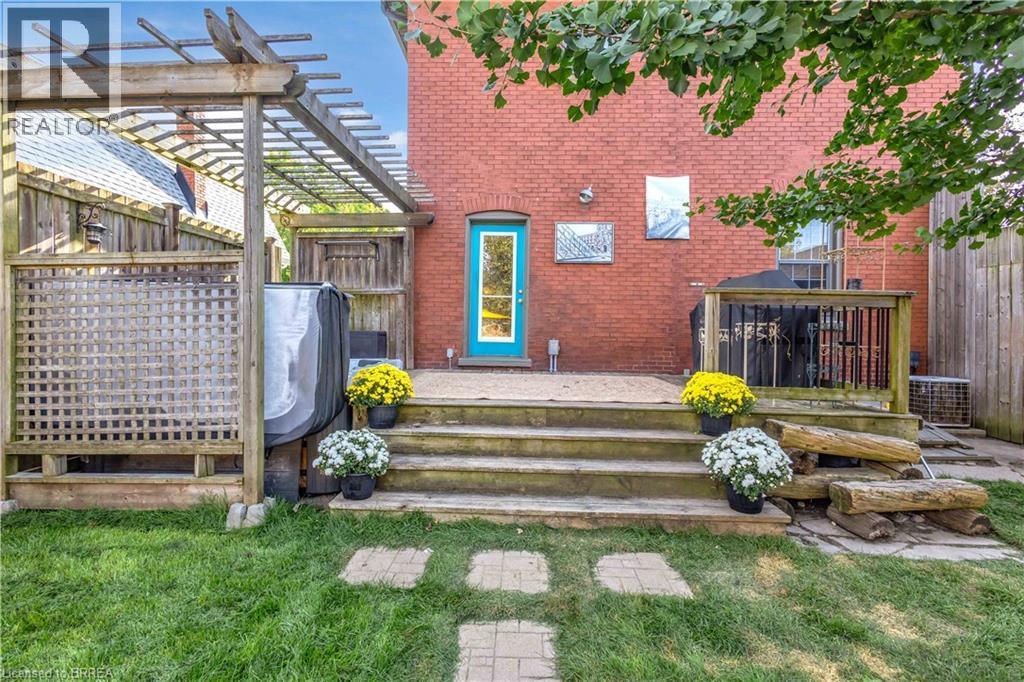 17 Alexander Avenue, Paris, ON