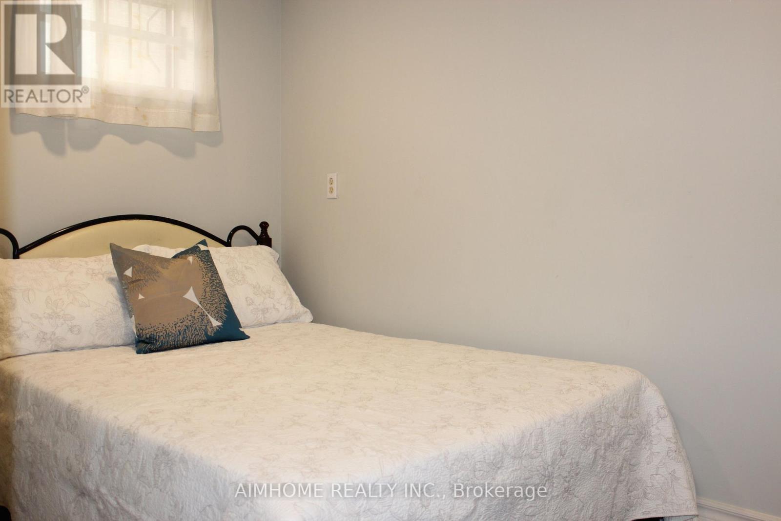 32 Lauralynn Crescent, Toronto, ON