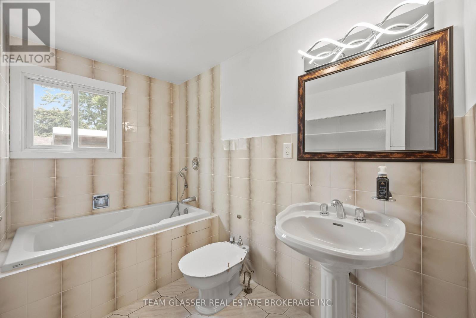 6 Heath Place, London South (South T), ON