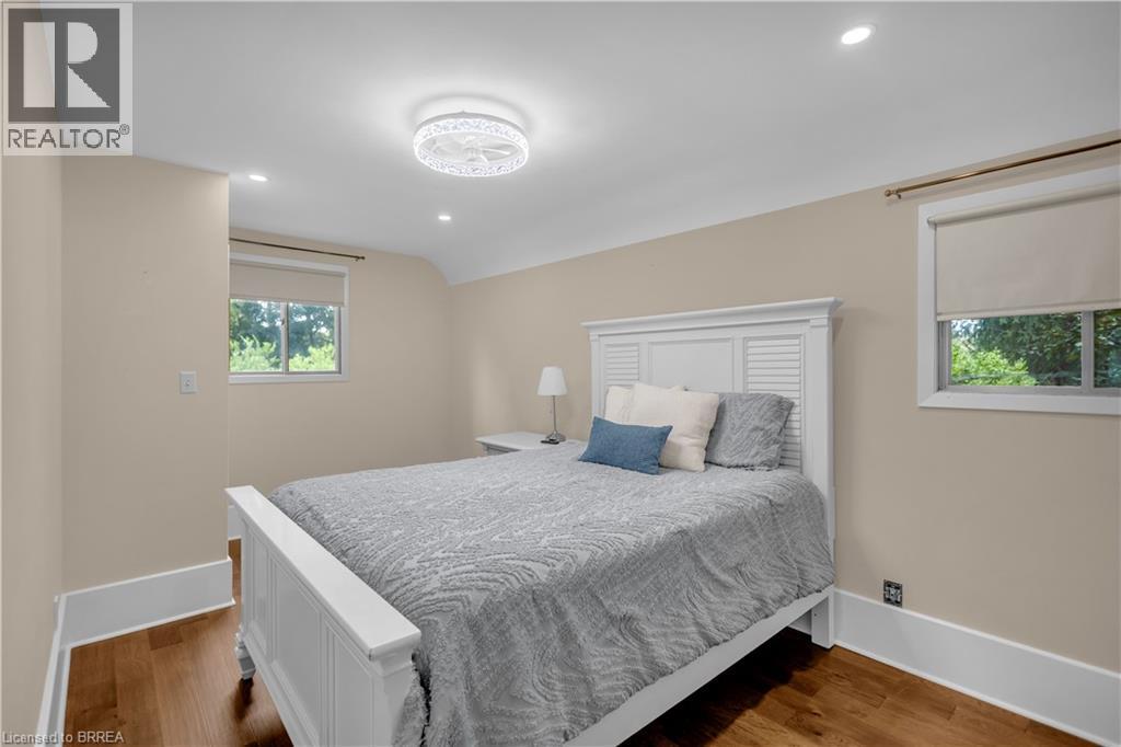 Wood-finish flooring, recessed lighting, and a decorative ceiling fixture - 11 Tutela Heights Road, Brantford, ON
