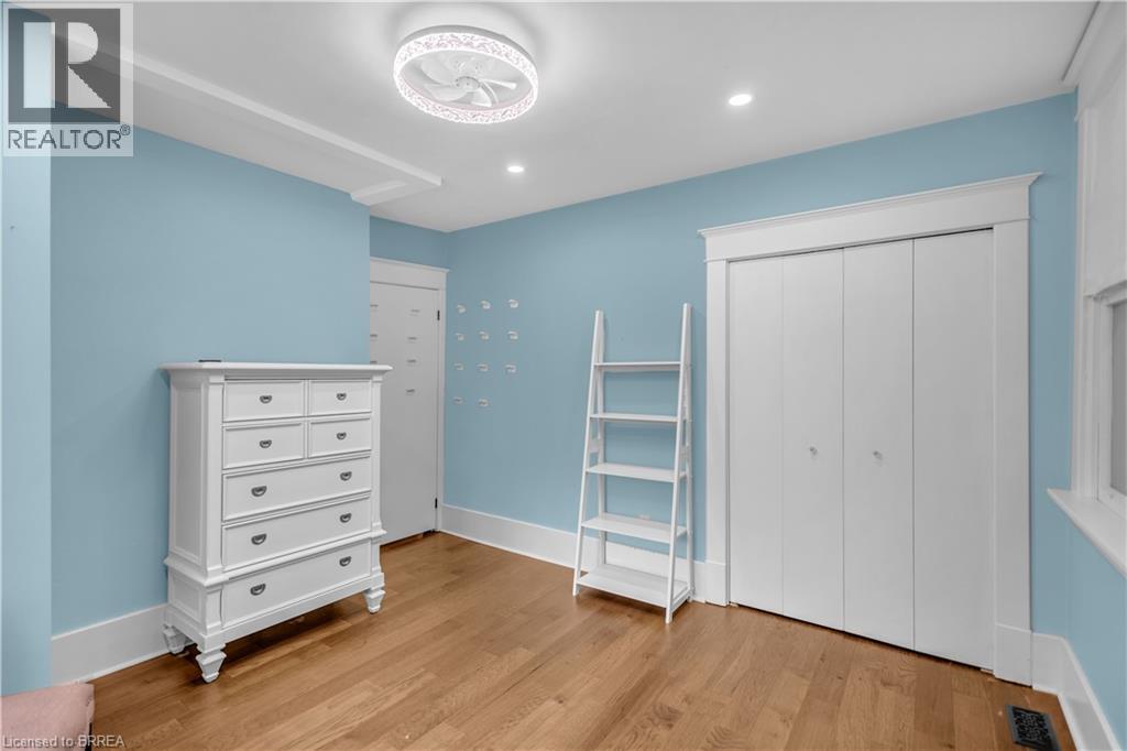 Hardwood flooring, recessed lighting, ceiling fan light fixture, bifold closet doors, and white trim molding - 11 Tutela Heights Road, Brantford, ON
