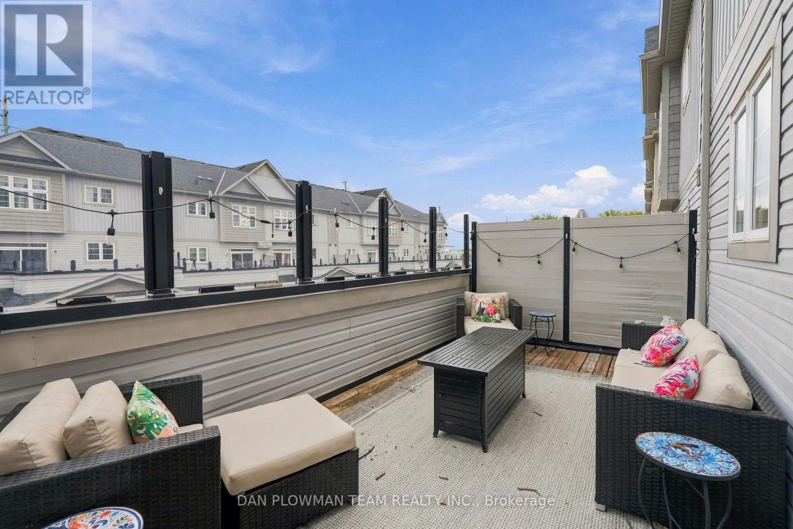 14 Cornerside Way, Whitby, ON