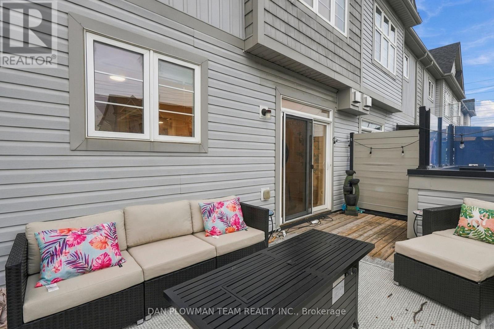 14 Cornerside Way, Whitby, ON