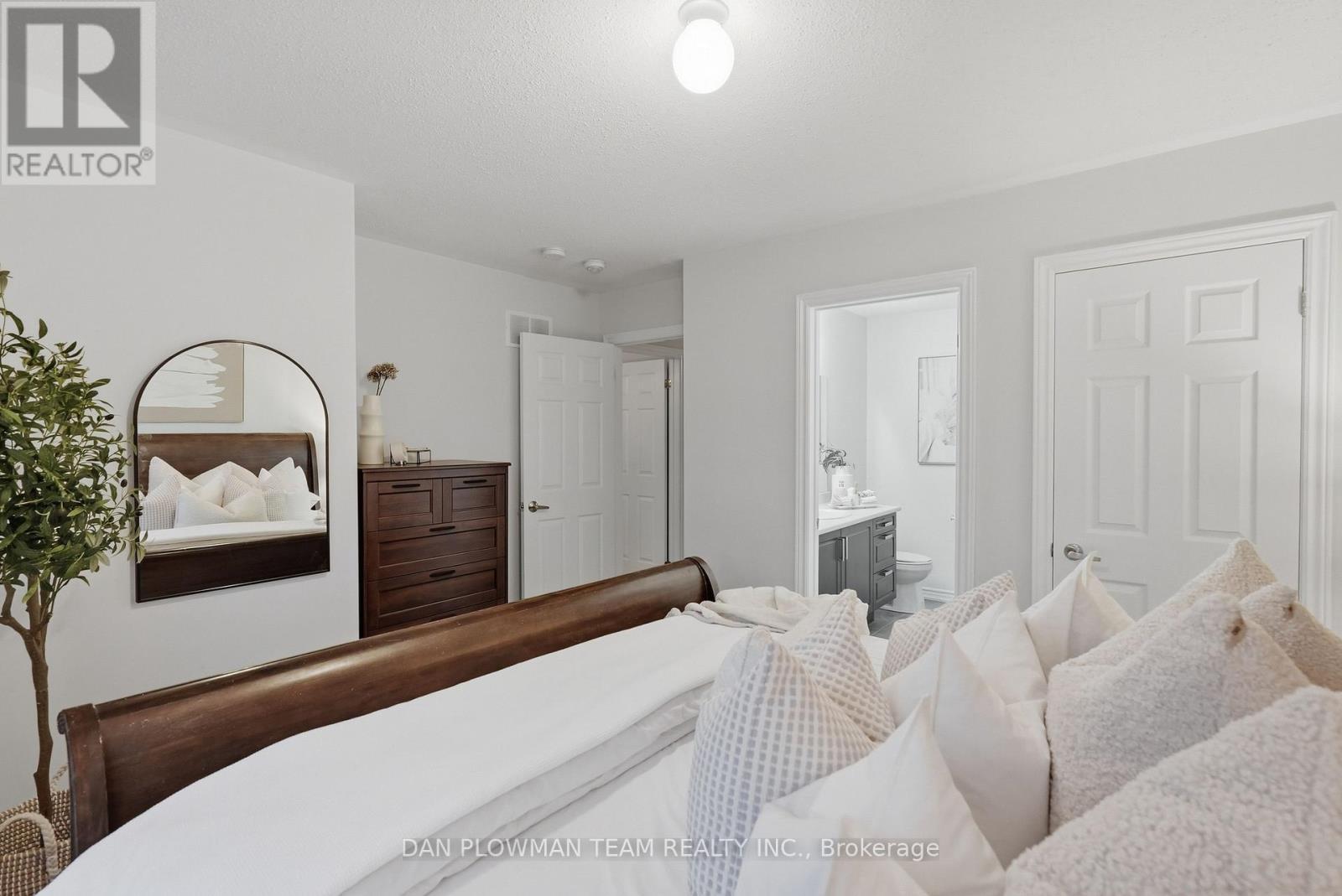 14 Cornerside Way, Whitby, ON