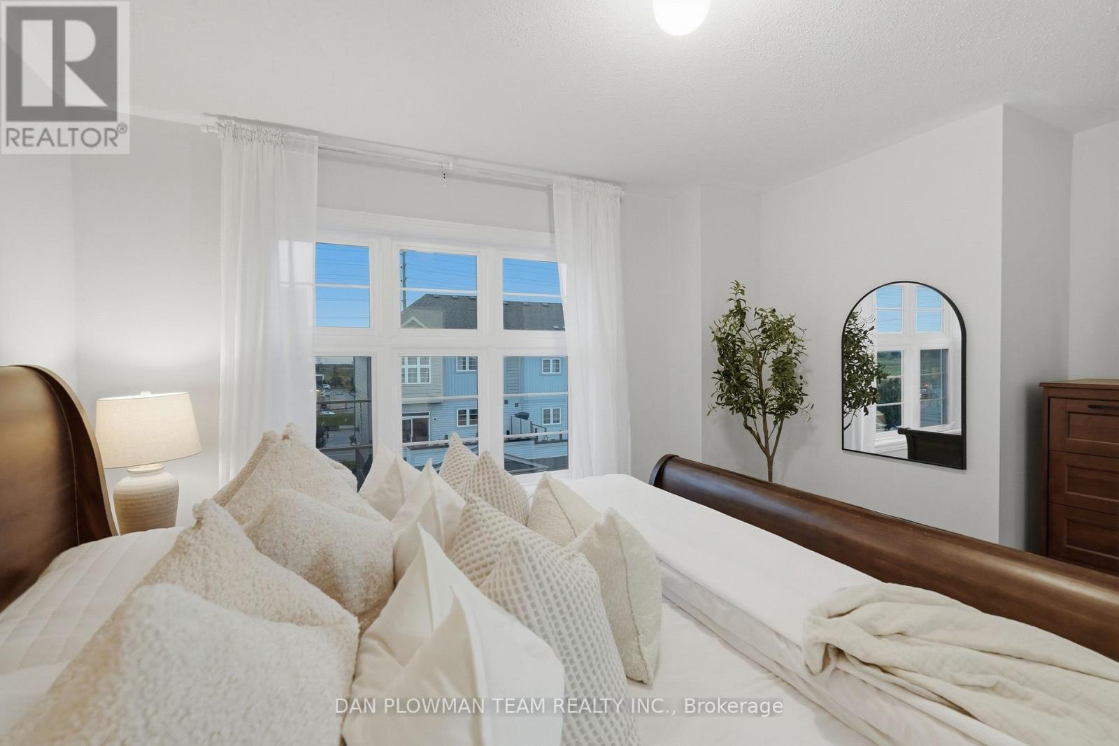 14 Cornerside Way, Whitby, ON