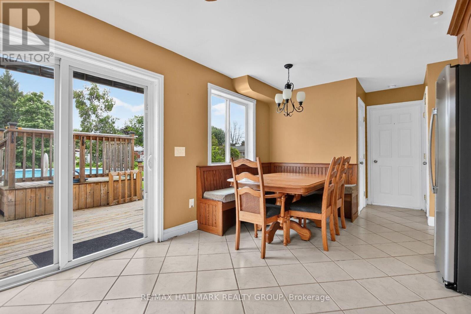 Built-in banquet - 28 Second Street, Edwardsburgh/Cardinal, ON