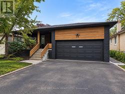 38 CAVOTTI CRESCENT Toronto, ON M3H 4V1