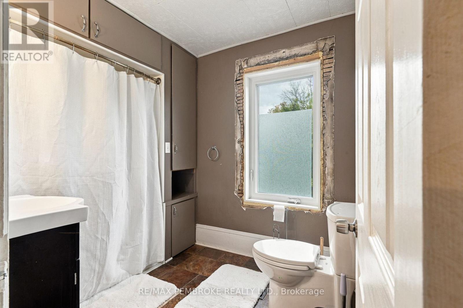 2nd level, 4 piece bathroom - 2001 Foresters Falls Road, Whitewater Region, ON