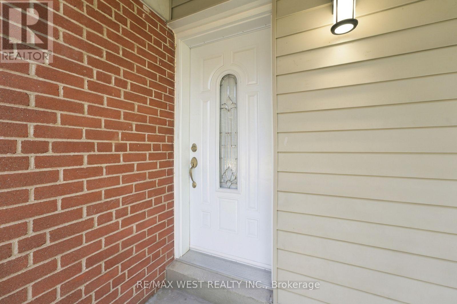 56 Seaton Drive, Aurora, ON