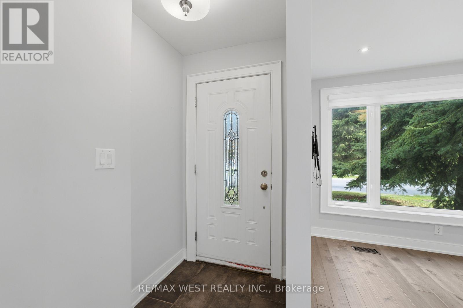 56 Seaton Drive, Aurora, ON