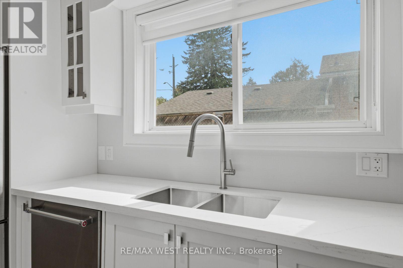 56 Seaton Drive, Aurora, ON