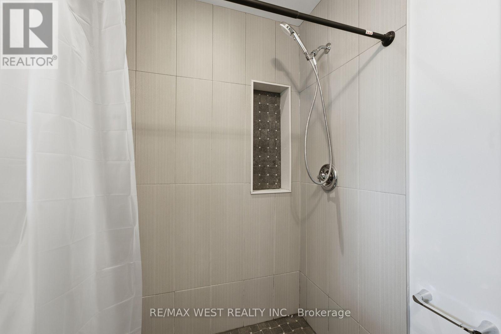 56 Seaton Drive, Aurora, ON