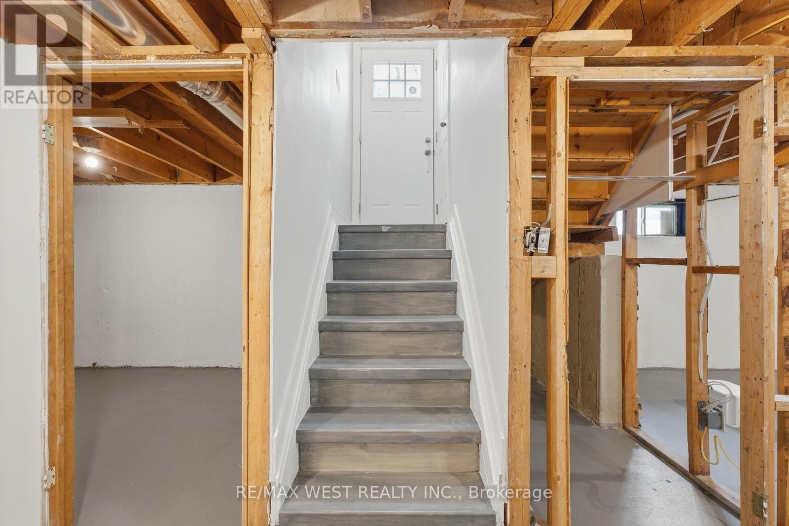 56 Seaton Drive, Aurora, ON