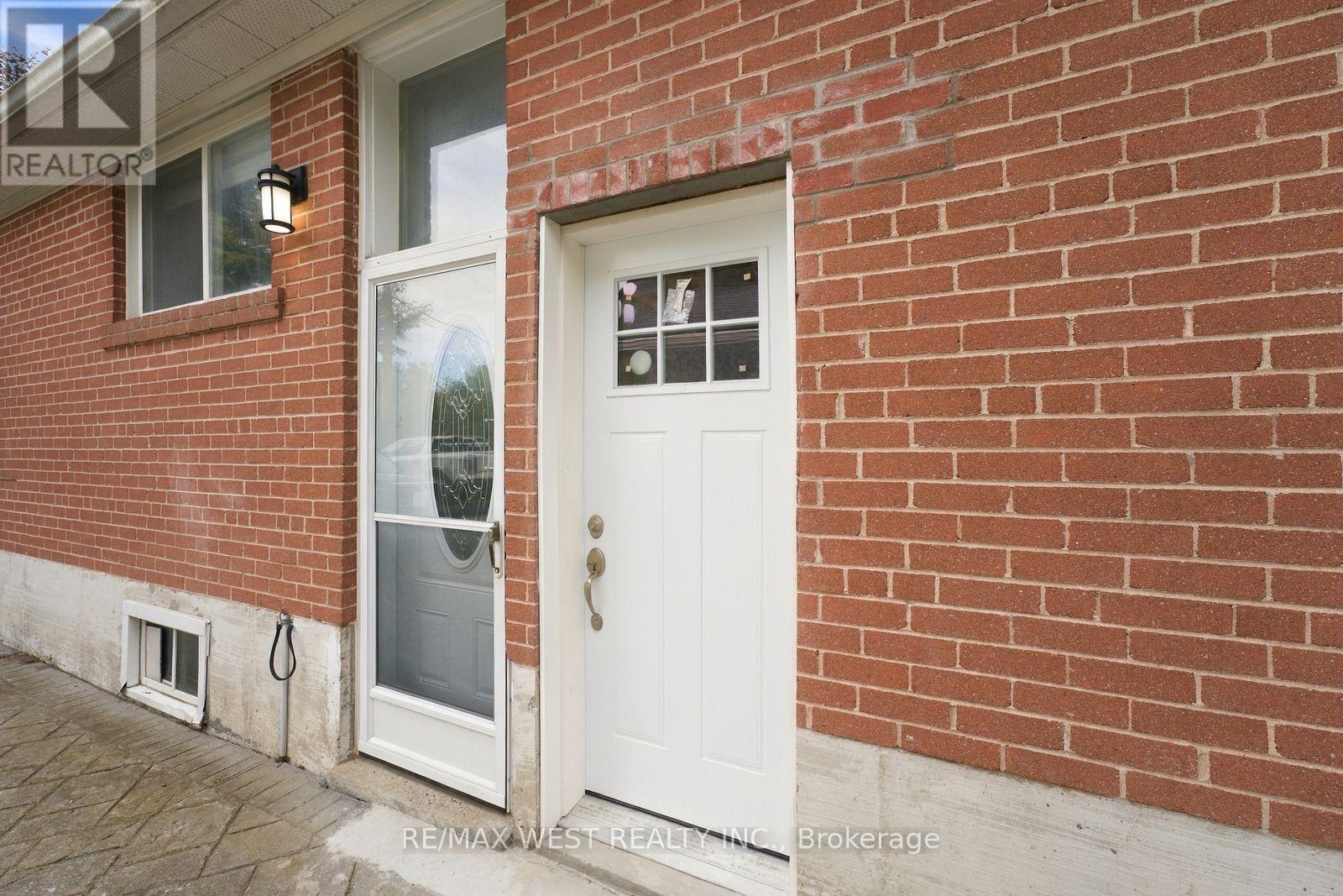 56 Seaton Drive, Aurora, ON