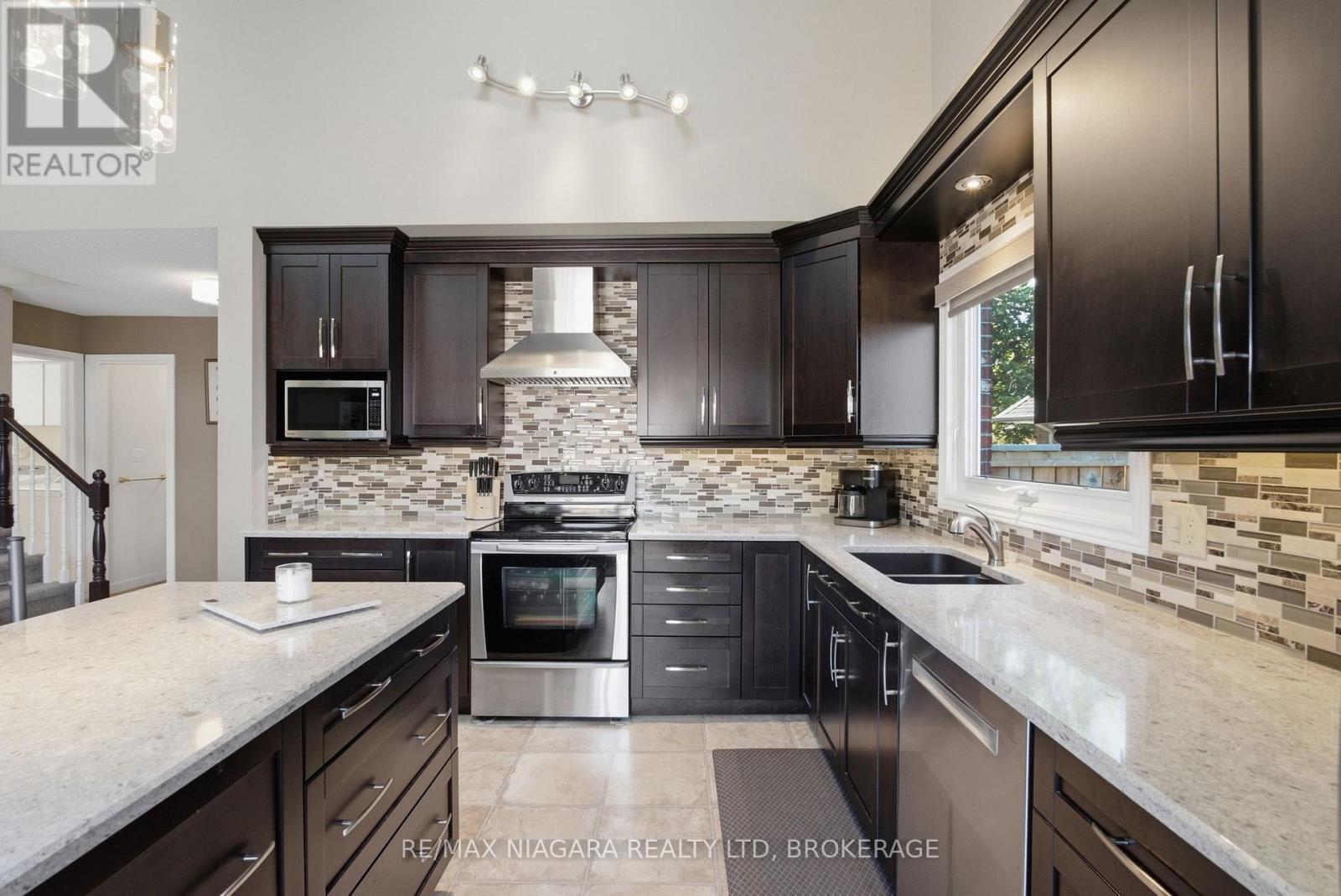 5 Thorn Place, St. Catharines (Grapeview), ON