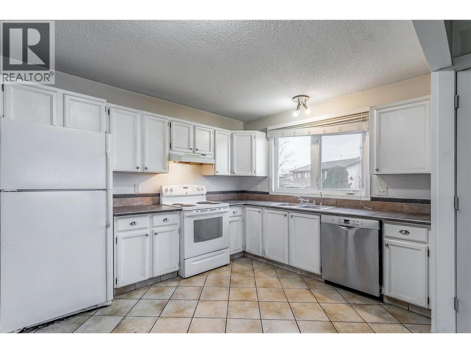 Kitchen - 758 Josselyn Court, Kelowna, BC