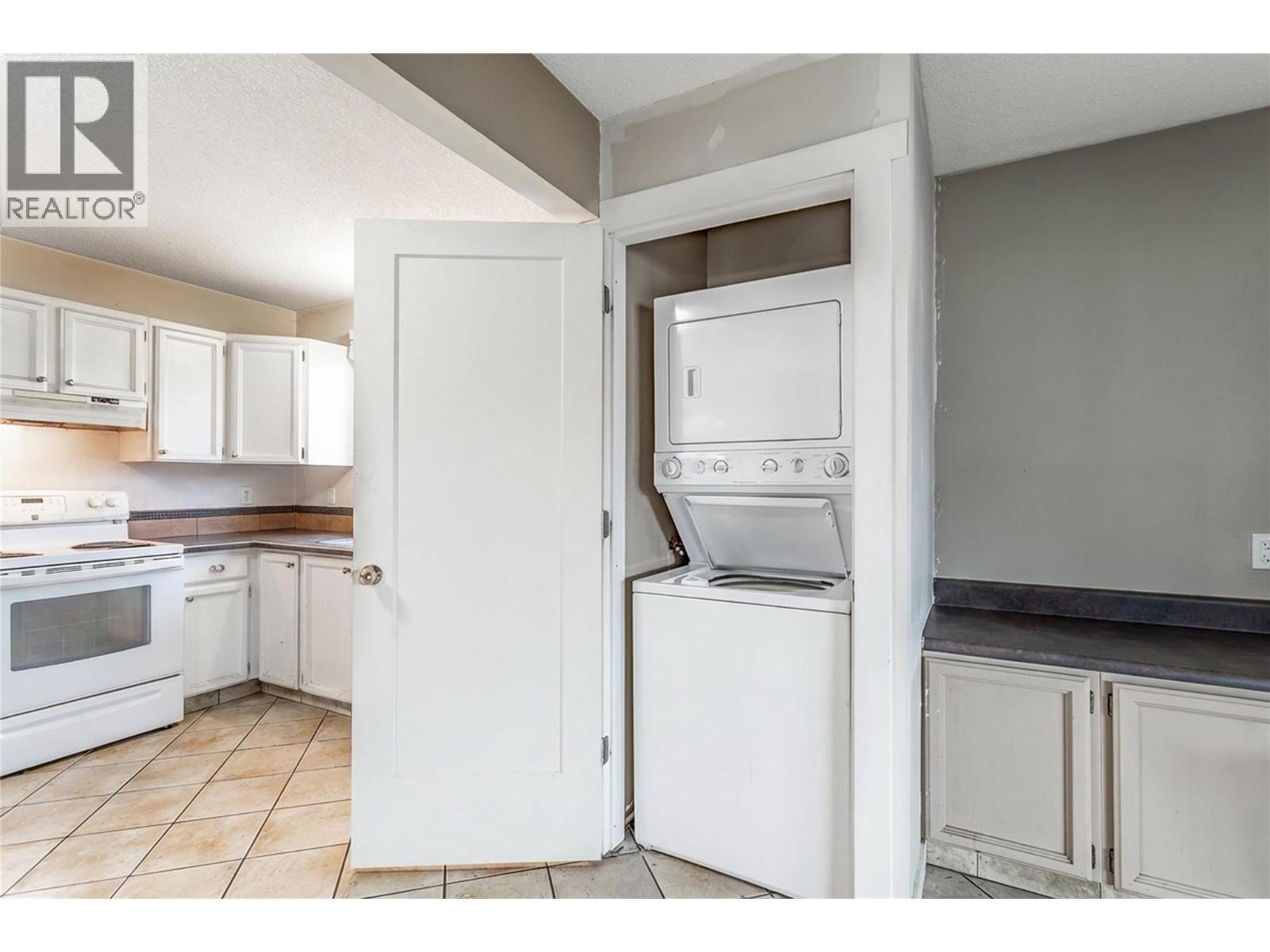 Laundry - 758 Josselyn Court, Kelowna, BC