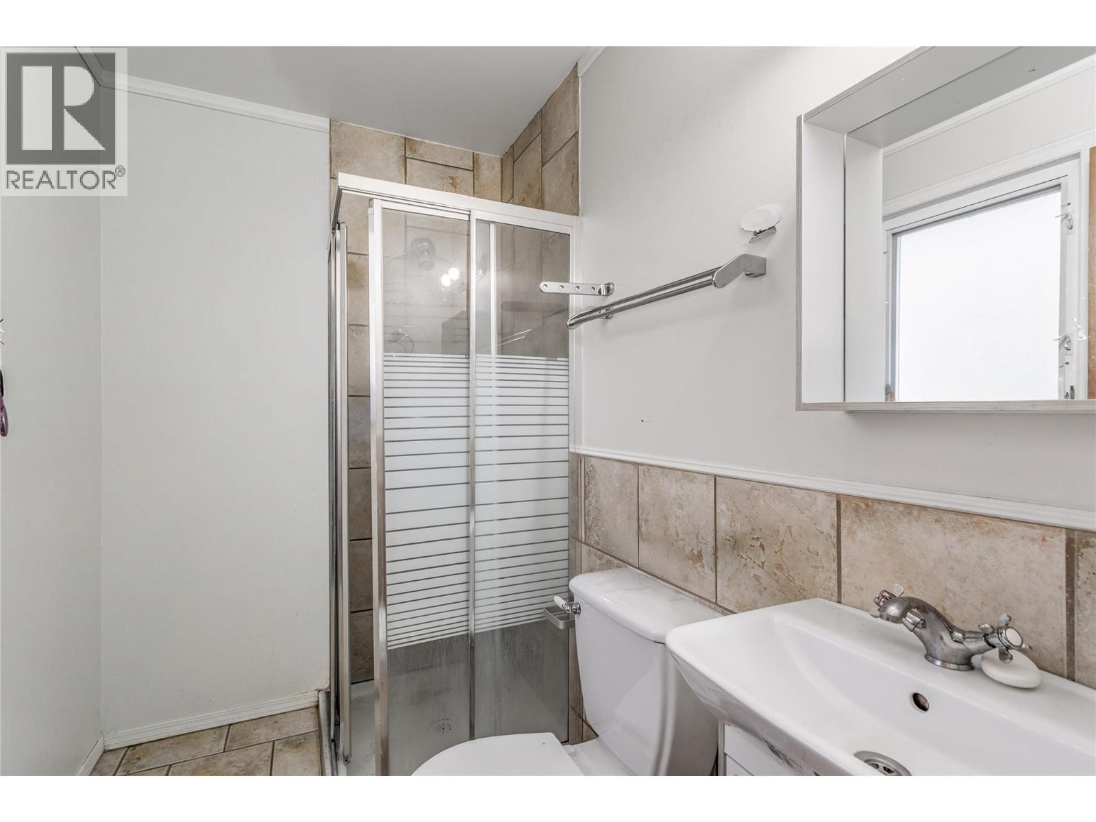 Master Ensuite - 758 Josselyn Court, Kelowna, BC
