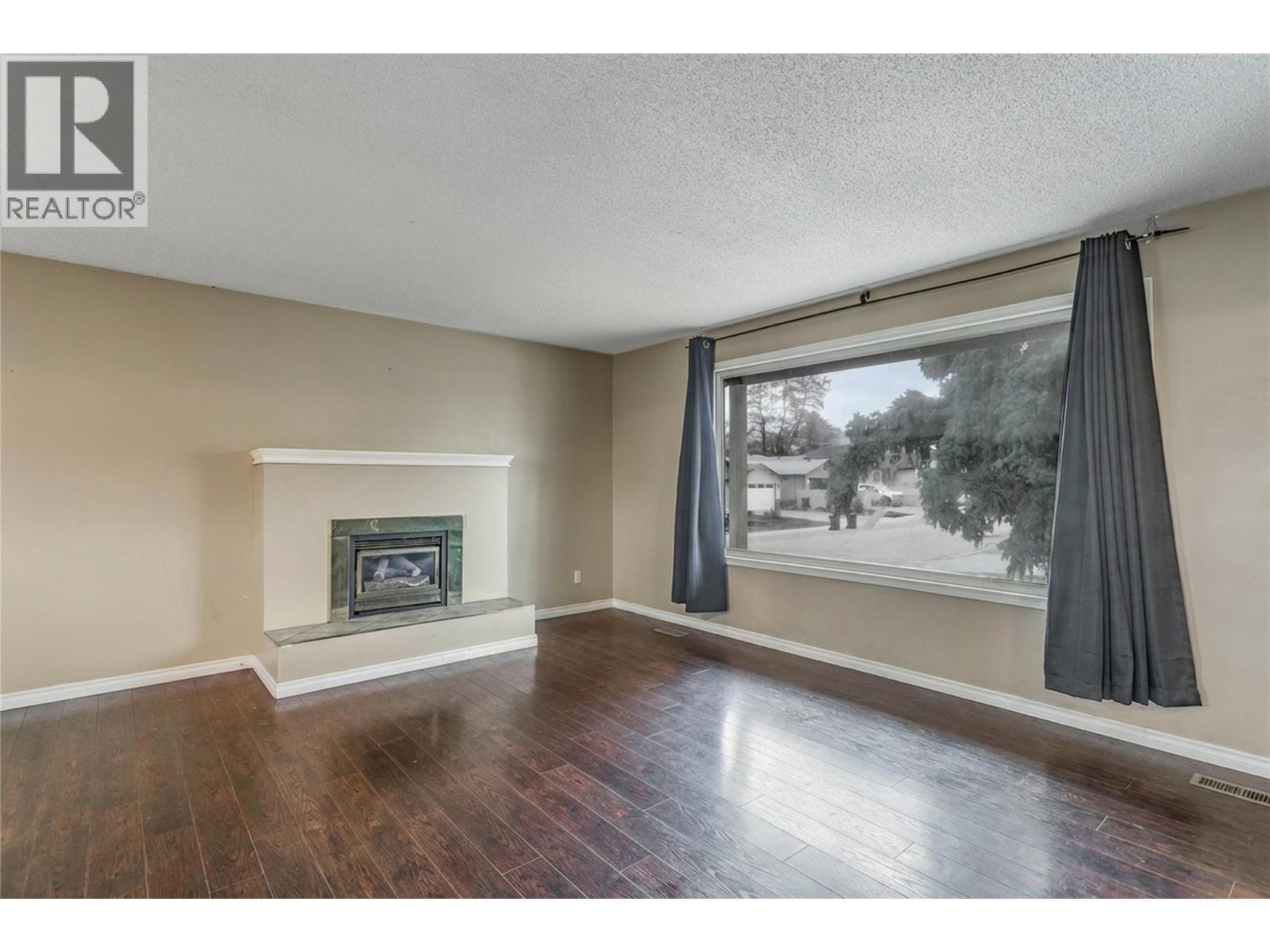 Living Room - 758 Josselyn Court, Kelowna, BC
