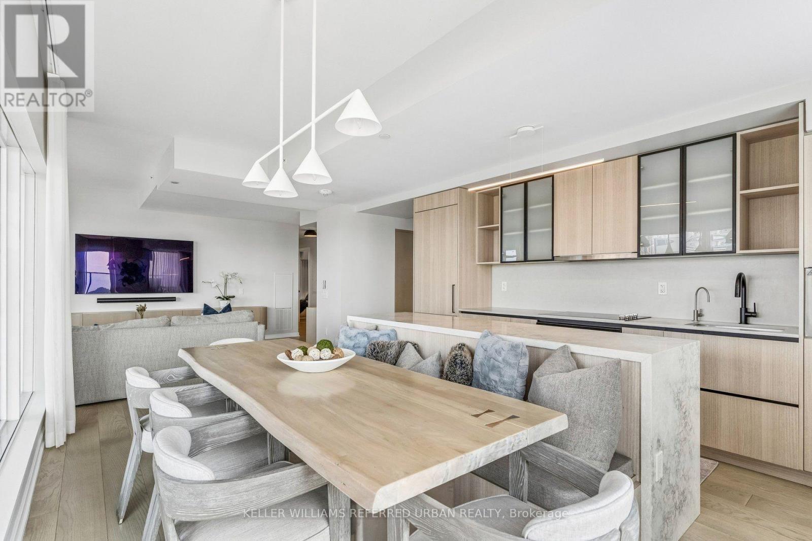 702 - 10 Graphophone Grove, Toronto, ON